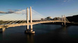 Scenic view of Portland, Oregon with the iconic bridge — a pet-friendly city known for outdoor spaces perfect for relocating pet parents.