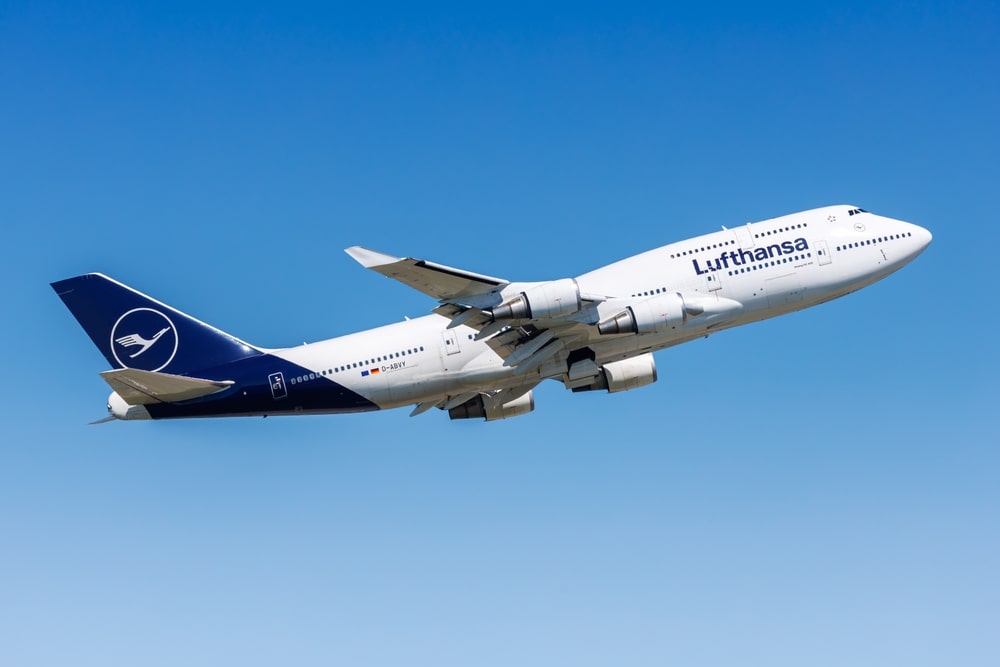 Lufthansa airplane taking off into the sky, symbolizing international pet travel and Lufthansa’s pet-friendly flight services.